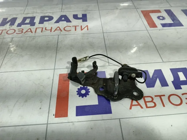 Ответная часть замка багажника Hyundai Verna 812101G010