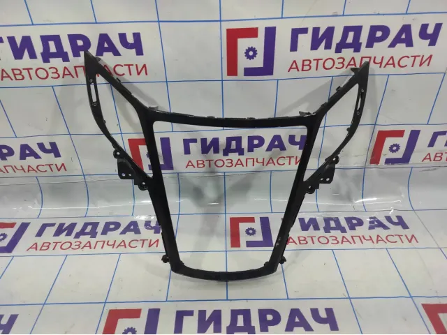 Накладка декоративная Hyundai i40 (VF) 84740-3Z000. На торпедо центральная.