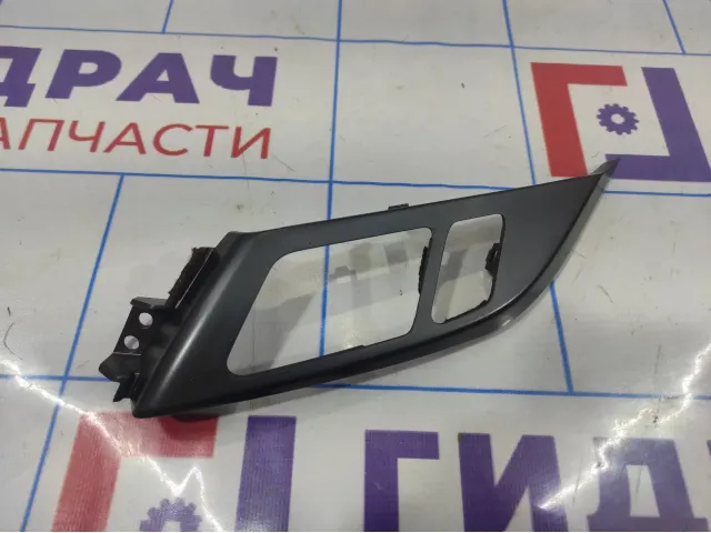 Накладка декоративная Hyundai i40 (VF) . На торпедо центральная правая.