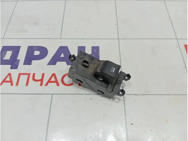 Кнопка стеклоподъемника переднего правого Hyundai i40 935753Z000