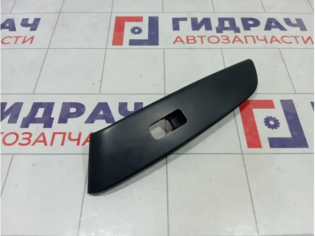 Накладка кнопки стеклоподъемника переднего правого Hyundai ix35 3835101110