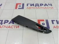 Накладка кнопки стеклоподъемника заднего правого Hyundai ix35 3835231110