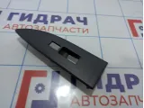 Накладка кнопки стеклоподъемника переднего правого Infiniti FX35 (S50) 80960-CL70B