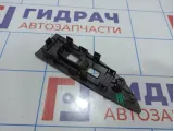Накладка кнопки стеклоподъемника переднего правого Infiniti FX35 (S50) 80960-CL70B