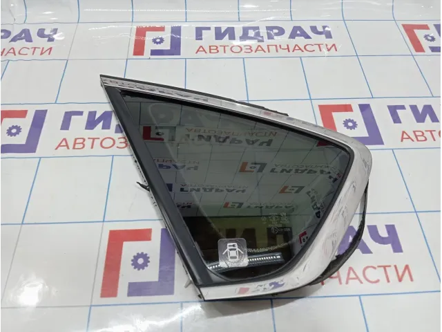 Стекло кузовное глухое левое Infiniti M35 (Y50) 76831-EG000