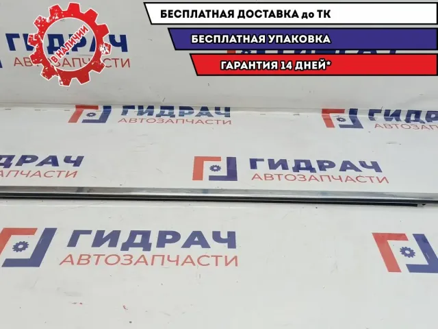 Накладка стекла заднего правого Infiniti M35 82820-EG000. Хром. Дефект.