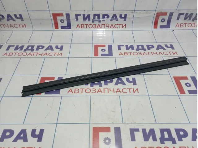 Уплотнитель стекла заднего левого Jeep Grand Cherokee (WK2) 55399211AA