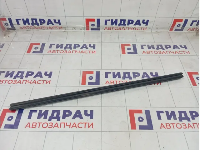 Уплотнитель стекла переднего левого Jeep Grand Cherokee 55135899AC