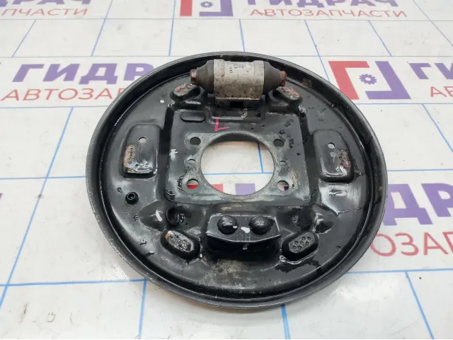 Щит опорный задний левый Kia Rio 4 58300-H5200.