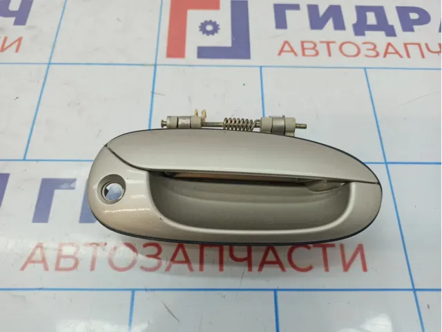 Ручка двери передней наружная правая Kia Spectra 0K2N158410XX. Царапины.