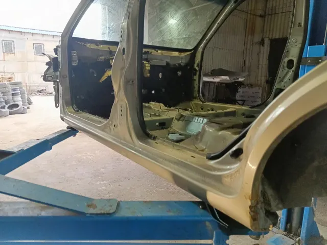 Порог со стойкой левый Kia Spectra .