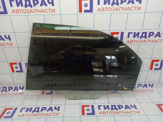 Стекло двери задней левой Kia Spectra .