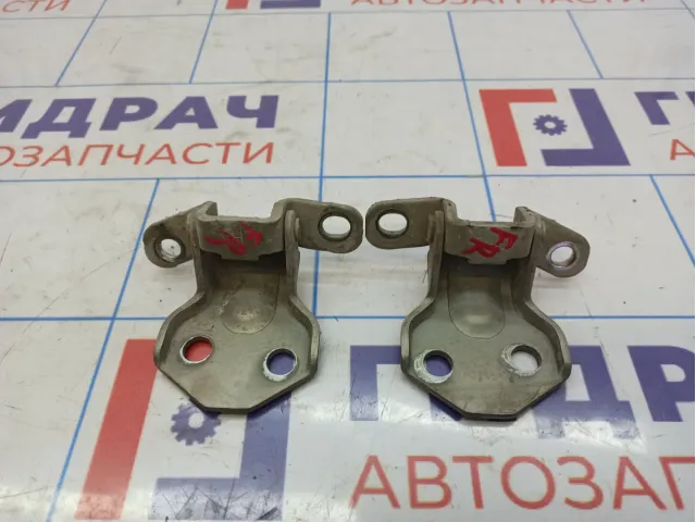 Петли двери передней правой Kia Spectra . Комплект.