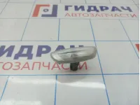 Повторитель на крыло правый белый Kia Rio X (X-Line) 92304-D8000.
