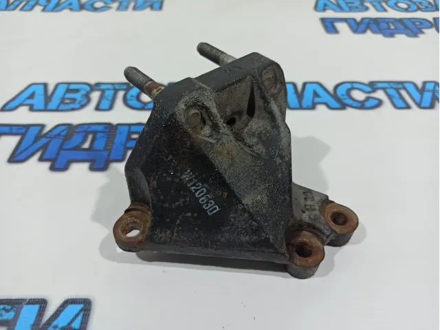 Кронштейн двигателя правый Kia Rio 3 216702B100.
