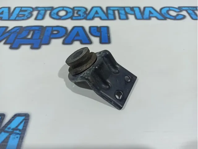 Кронштейн радиатора Kia Rio 3 253331R000.