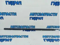 Накладка стекла переднего правого Kia Rio 4 82220-H0000.