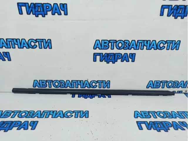 Накладка стекла переднего правого Kia Rio 4 82220-H0000.