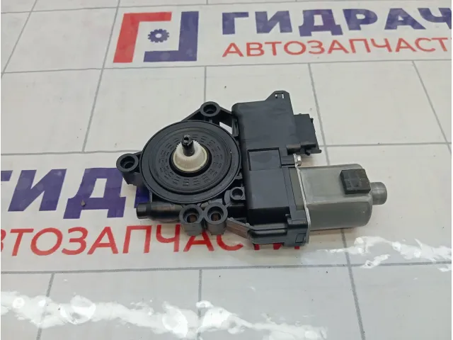 Моторчик стеклоподъемника переднего левого Kia Ceed 82450J7015