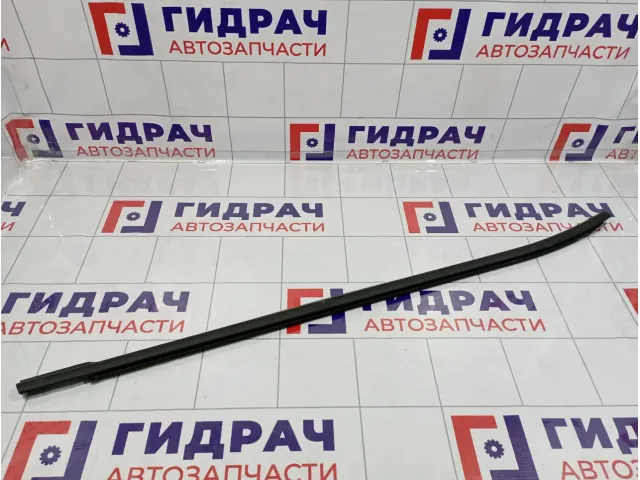 Накладка стекла переднего правого Kia Cerato (TD) 82220-1M000