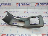Консоль КПП Kia Cerato 3 84651-A7000-K3S. Царапина.