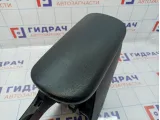 Консоль Kia Cerato 3 84611A7000WK. С подлокотником. Царапины, сломано крепление.