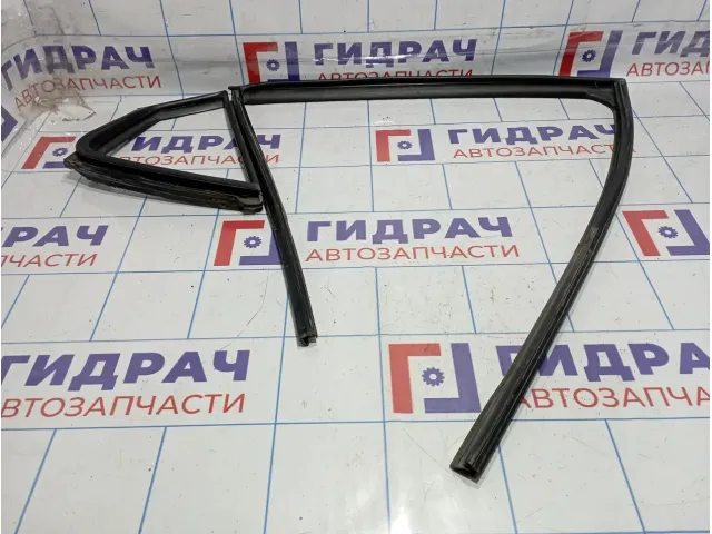 Уплотнитель стекла заднего правого Kia Optima (TF) 83541-2T001