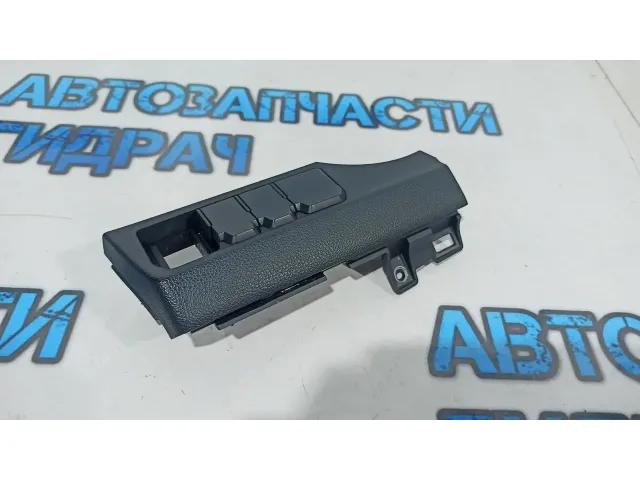 Накладка в торпедо под кнопки Kia Rio 3 933104Y000WK.