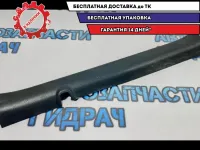 Накладка порога внутренняя передняя левая Kia Rio 3 858714Y000WK. Глубокая царапина, потертость.