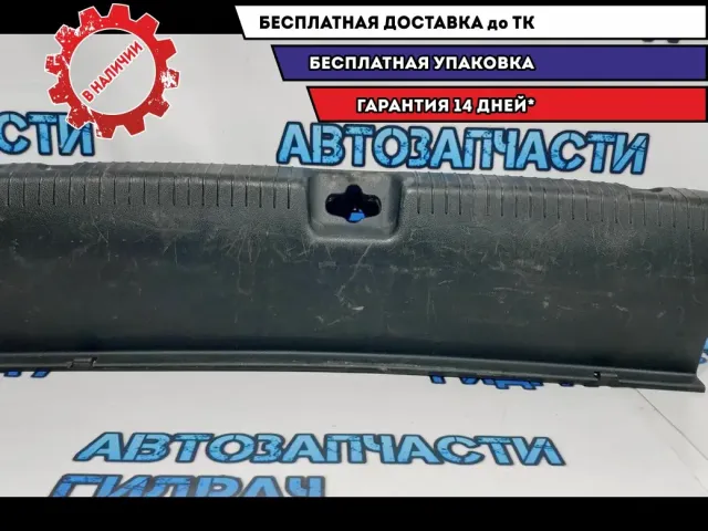 Обшивка багажника на заднюю панель Kia Rio 3 857704Y000WK. Царапины.