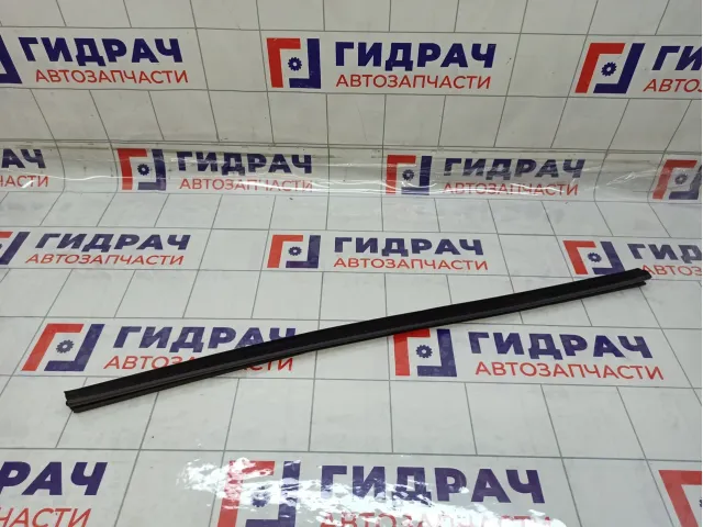 Уплотнитель стекла переднего правого Kia Rio (QB) 822414X000