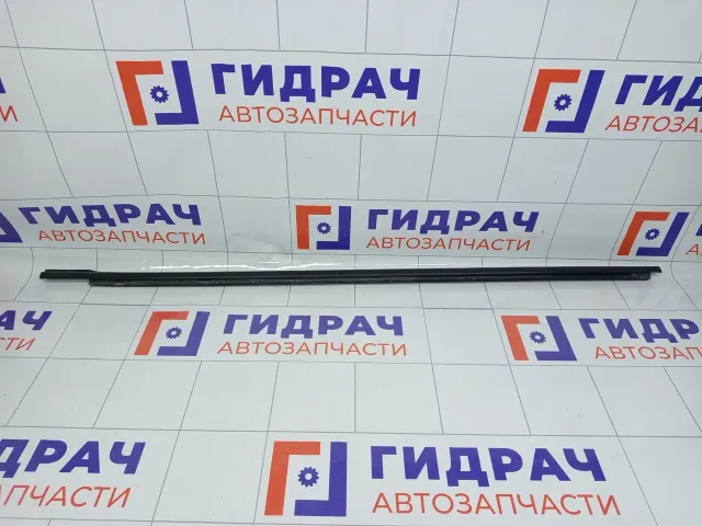 Накладка стекла переднего правого Kia Rio 822204Y000