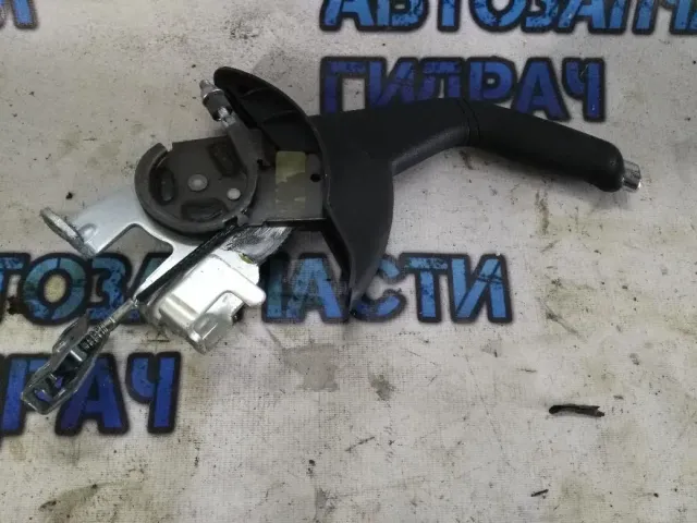 рычаг стояночного тормоза Kia Rio 2013