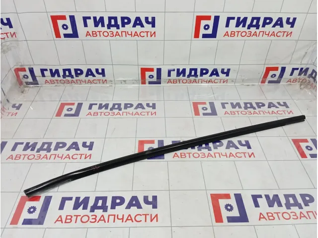 Накладка стекла заднего левого Kia Rio 832104Y000