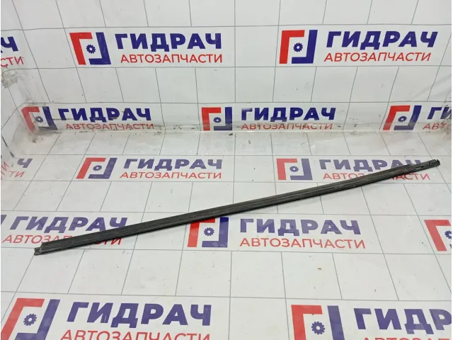 Накладка стекла переднего правого Kia Rio 822204Y000