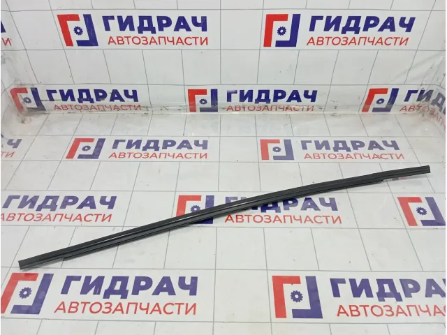 Накладка стекла заднего правого Kia Rio 832204Y000