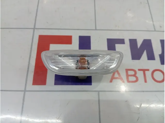 Повторитель на крыло белый правый Kia Rio (FB) 92304D8000