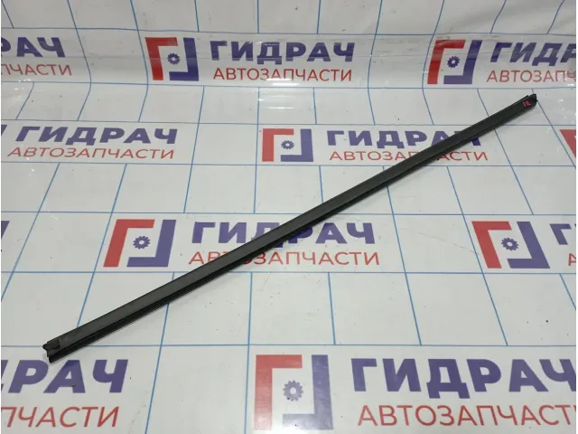 Уплотнитель стекла двери переднего правого Kia Rio 3 (QB) 82241-4X000