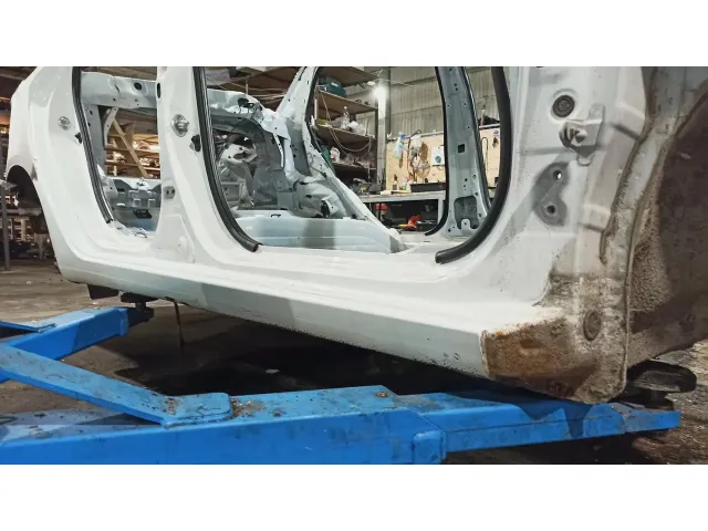 Порог со стойкой правый Kia Rio 3.