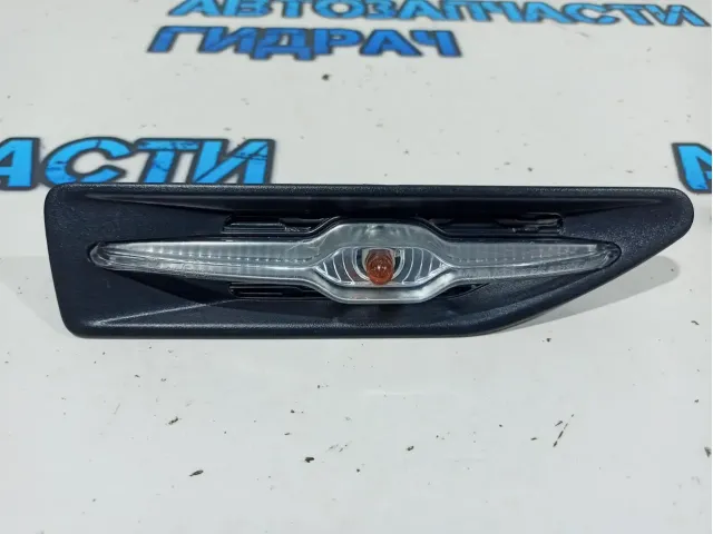 Повторитель на крыло правый белый Kia Rio 3 92304-4X000.