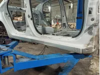 Порог со стойкой правый Kia Rio 3. Вмятина.