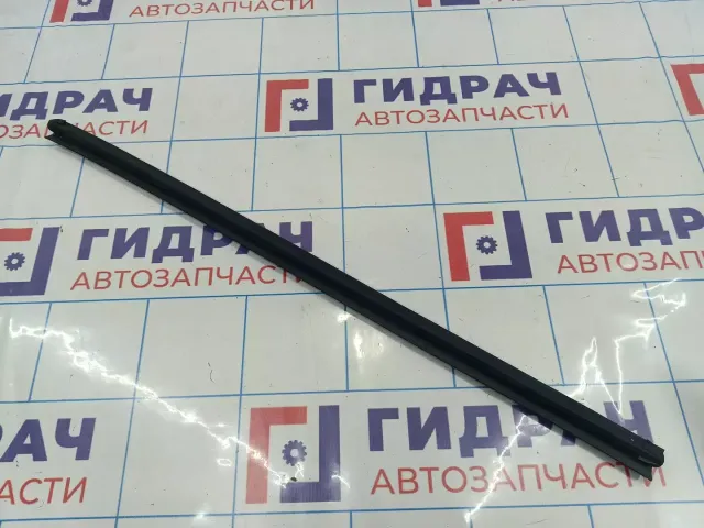 Уплотнитель стекла двери заднего правого Kia Rio 3 (QB) 83241-4X000