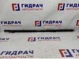 Накладка стекла переднего правого Kia Rio 3 82220-4Y000. Царапины.