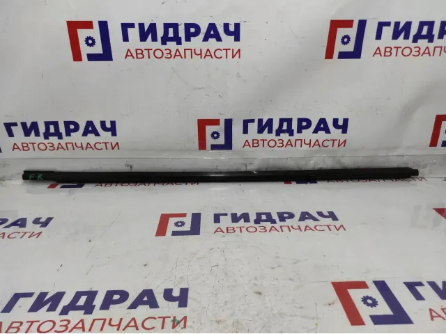Накладка стекла переднего правого Kia Rio 3 82220-4Y000. Царапины.