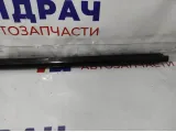 Накладка стекла переднего правого Kia Rio 3 82220-4Y000. Царапины.