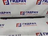 Накладка стекла переднего правого Kia Rio 3 82220-4Y000. Царапины.