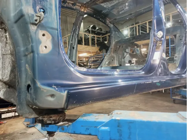 Порог со стойкой левый Kia Rio 3 71401-4YB00. Ремонтировался, есть шпаклевка.