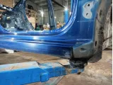 Порог со стойкой правый Kia Rio 3 71402-4YB00. Сколы ЛКП, вмятина.