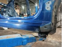 Порог со стойкой правый Kia Rio 3 71402-4YB00. Сколы ЛКП, вмятина.