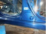 Порог со стойкой правый Kia Rio 3 71402-4YB00. Сколы ЛКП, вмятина.